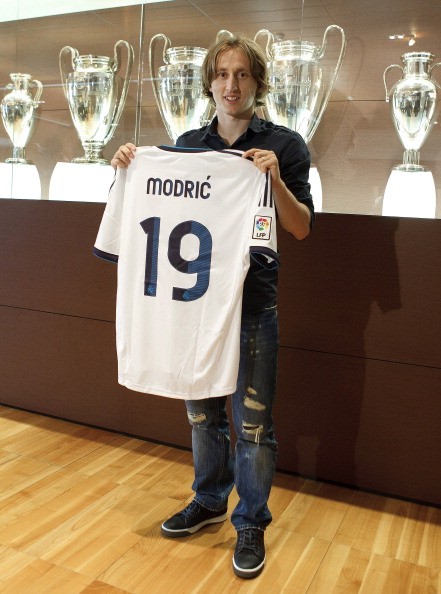 Do số 14 ưa thích của tiền vệ người Croatia đang thuộc về Alonso nên ở Modric sẽ khoác áo số 19 ở Real.
